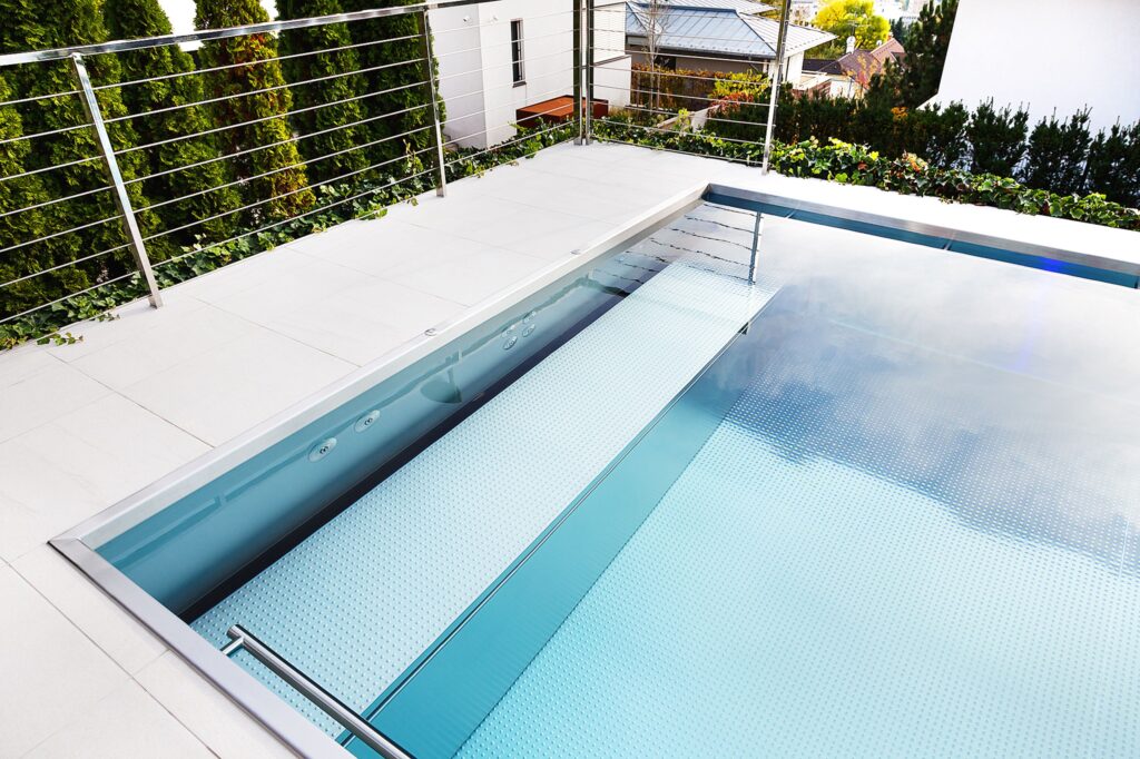 Automatic terrace pool cover AQUAFLOORS closed