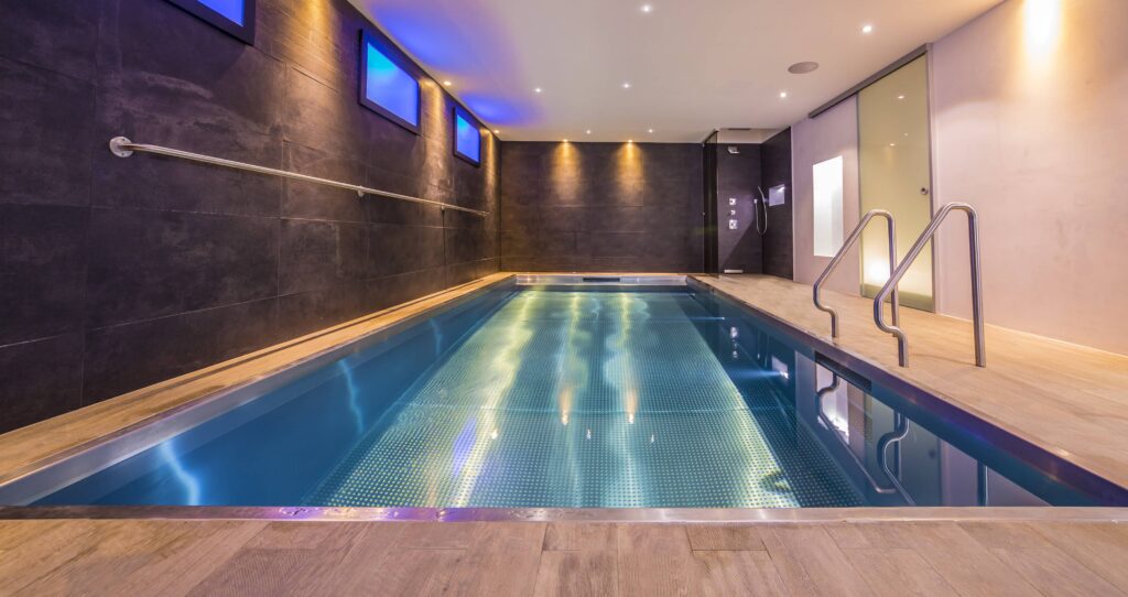 Paddling pool and swimming pool combined due to adjustable depth