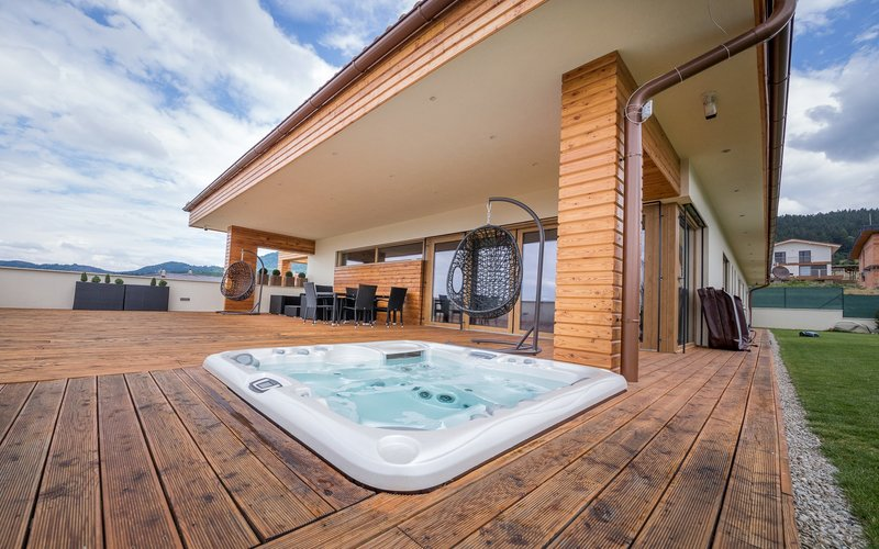 Venkovní vířivka Cameo zapuštěná do terasy