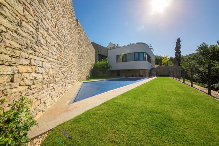 Moderní a individuální – nerezový bazén a vnitřní sauna