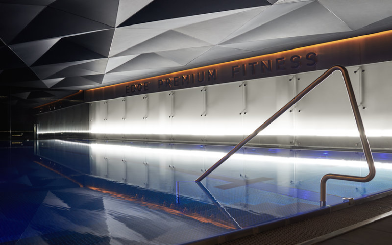 Nerezový bazén v prémiovém fitness v Novosibirsku