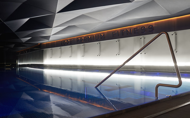 Nerezový bazén v prémiovém fitness v Novosibirsku