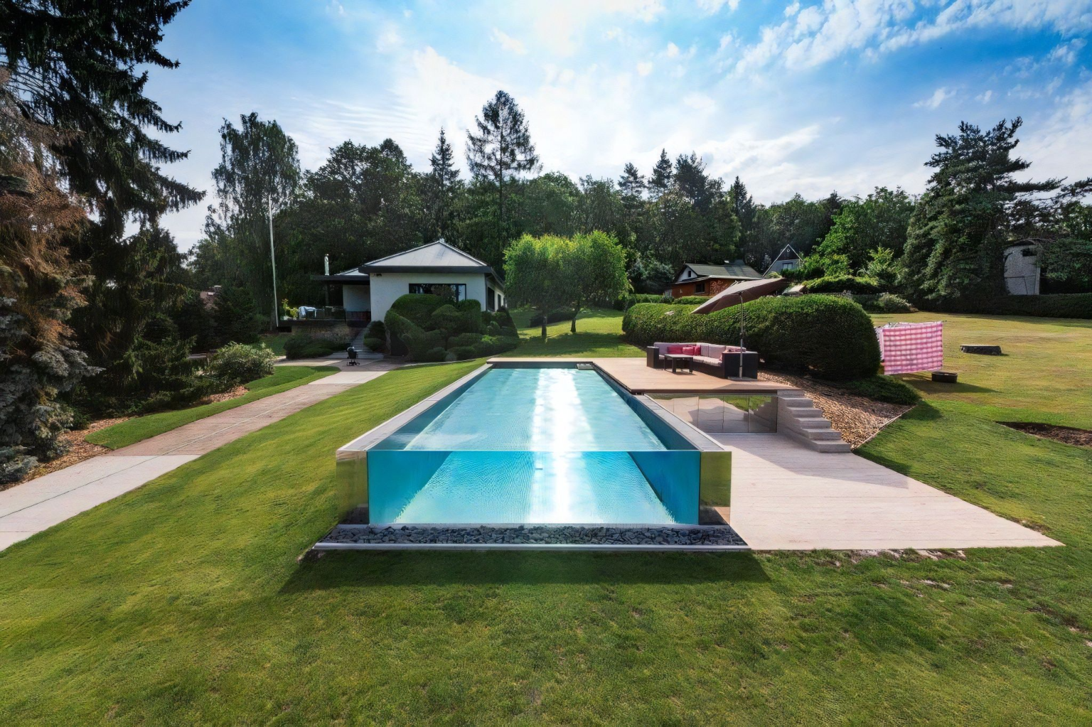 Prosklený nerezový bazén ve Středočeském kraji!