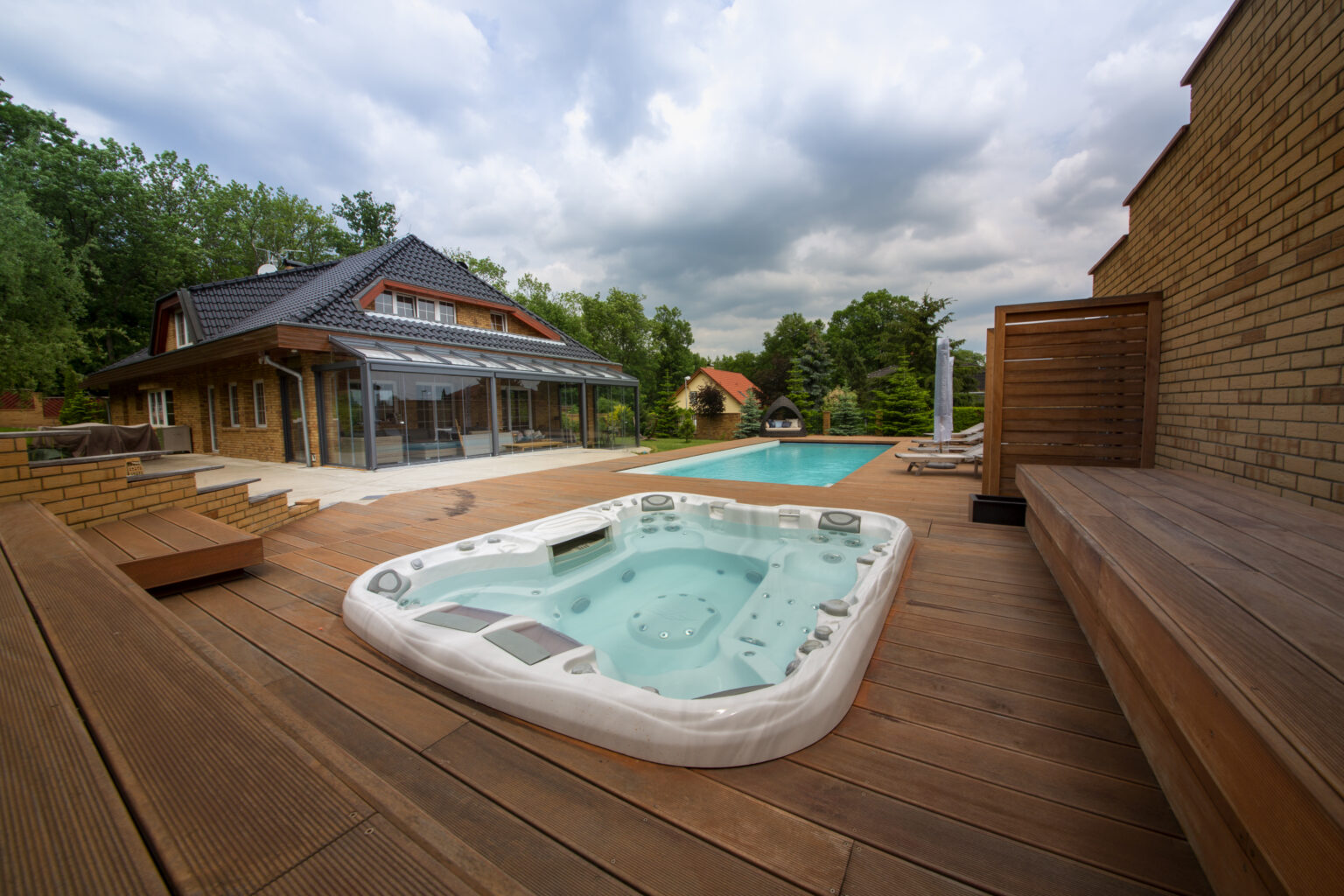 Sklolaminátový bazén Riviera Pool D-Line a vířivka Maxxus