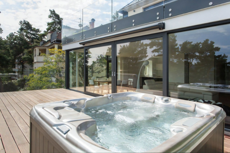 Vířivka SUNDANCE SPAS na terase vilového domu