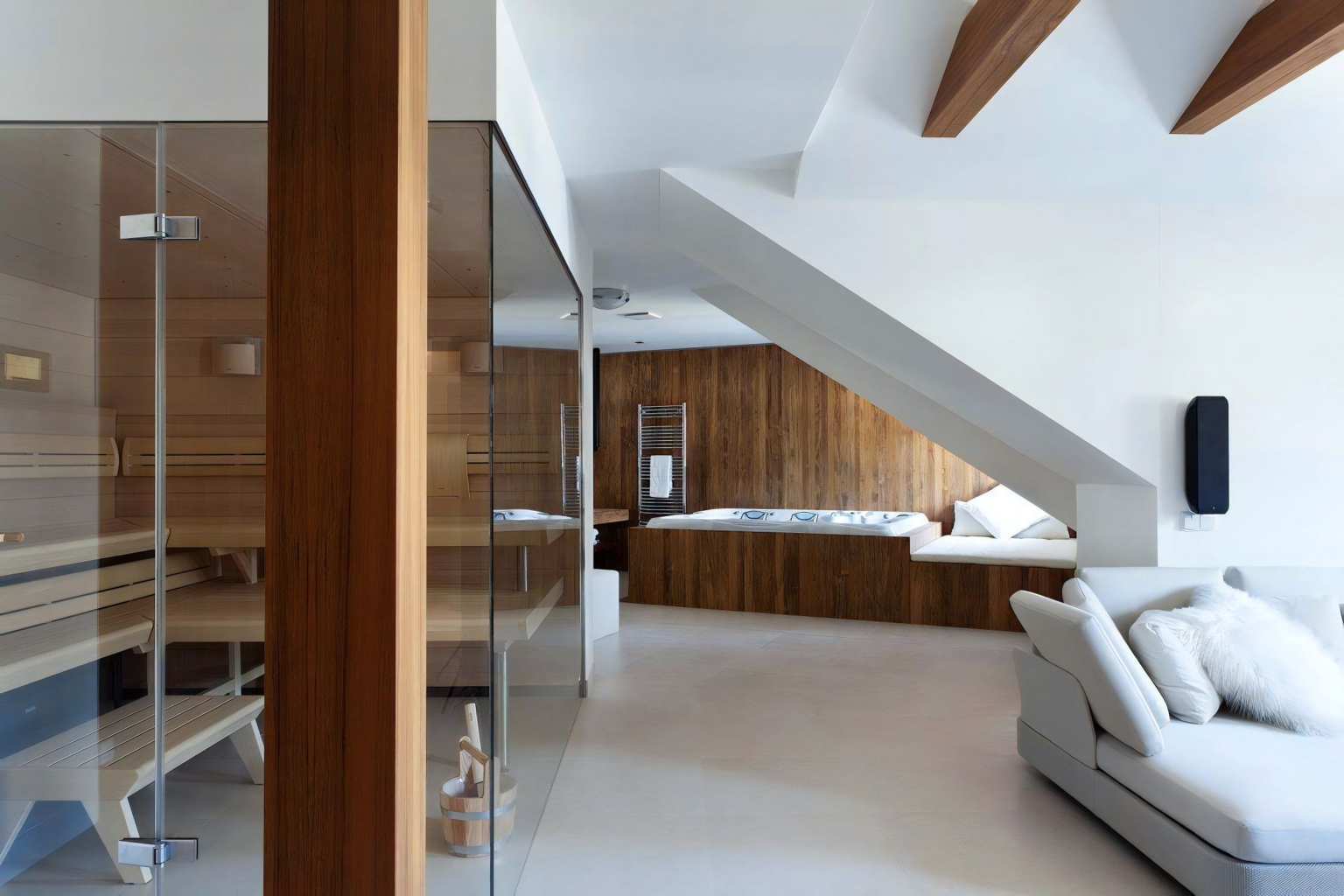 Sauna s hvězdným nebem a vířivka zapuštěná v odpočívadle