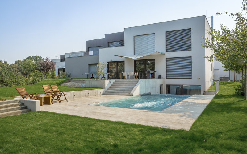 Přelivný bazén s níže položeným ochlazovacím bazénkem