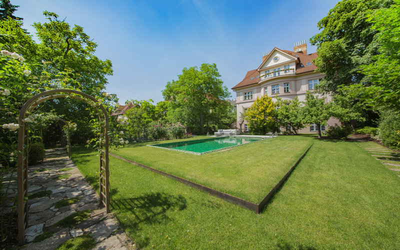 Prvorepublikový projekt – pražská vila s venkovním bazénem