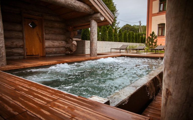 Jak si vybrat bazén: Nadzemní versus zapuštěný | Aquamarine Spa