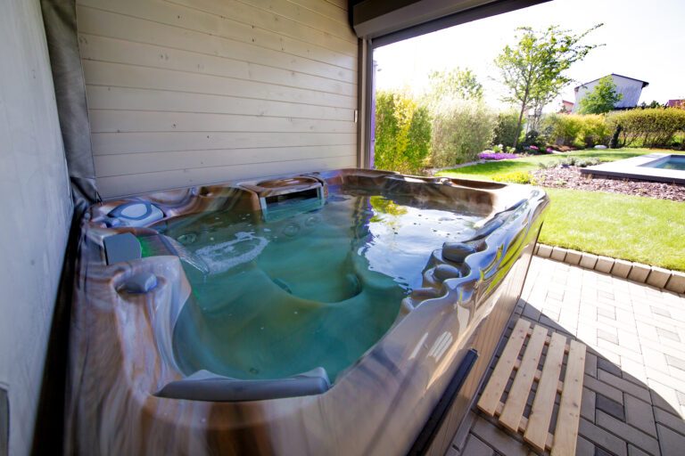 Vířivá vana Sundance Spas v přístřešku zahradní domku