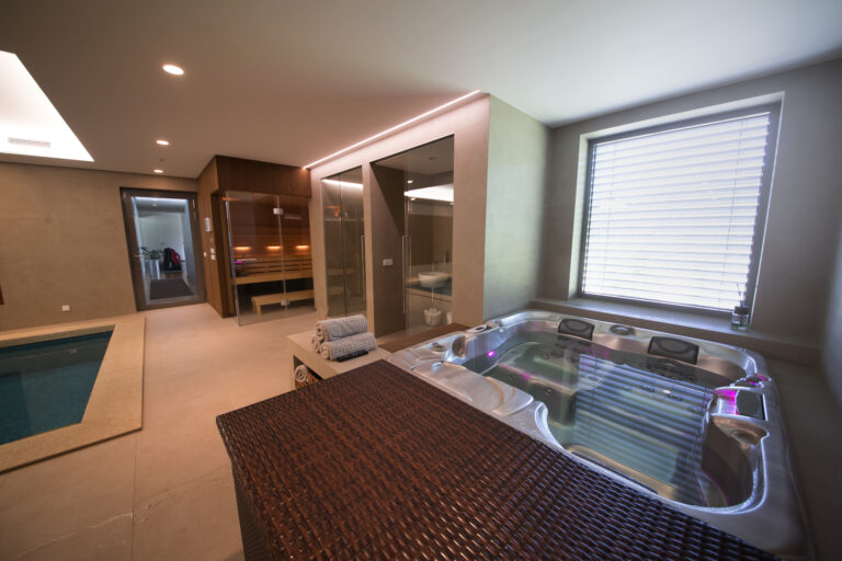 Vířivá vana Capri v privátním wellness v Praze