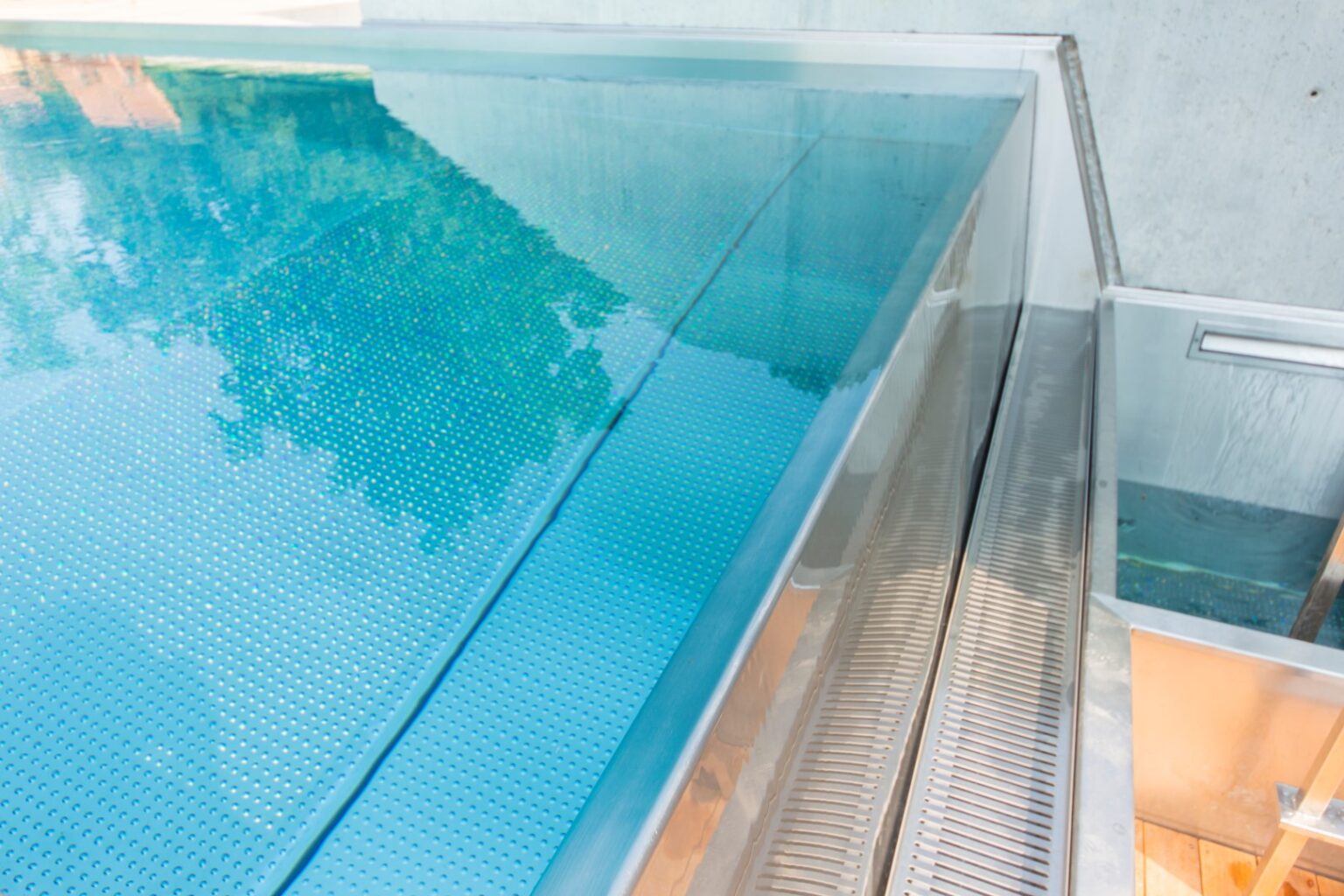 Jak si vybrat bazén: Přeliv nebo skimmer