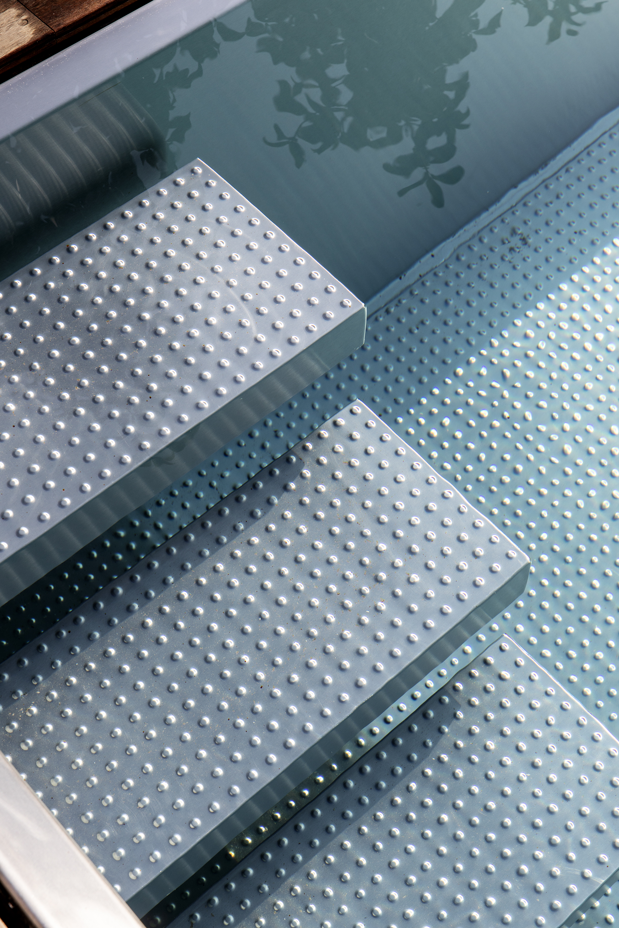 Stainless steel swimming pool stairs design by IMAGINOX