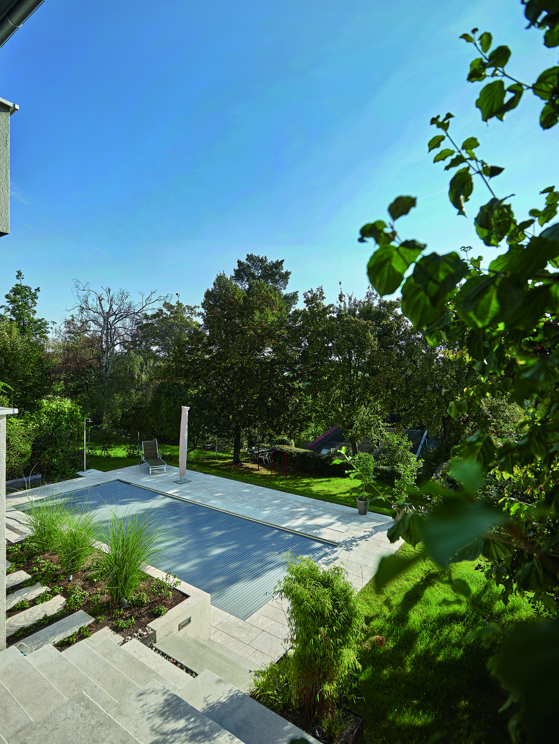 Fiberglass pool with automatic roller cover