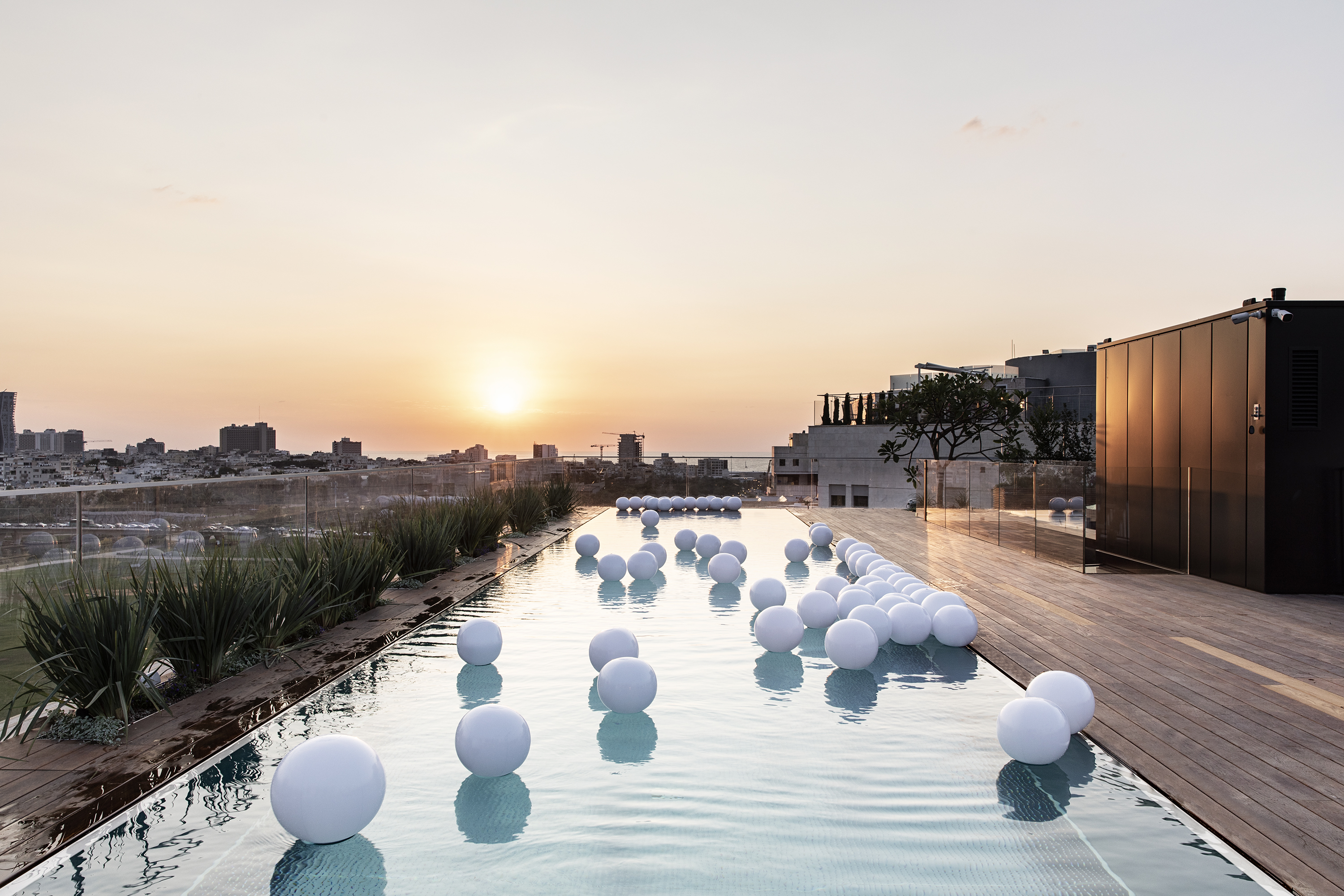 Sunset view from rooftop pool by IMAGINOX group